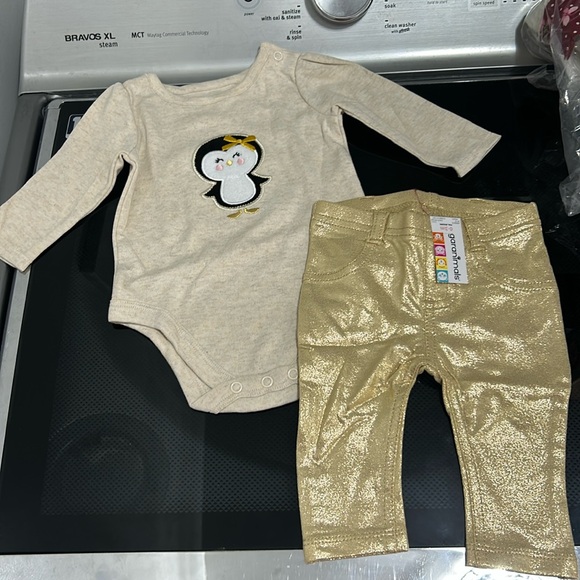 Garanimals Other - Baby girls 0-3 month new NWT penguin long sleeve onesie foil metallic shine pant